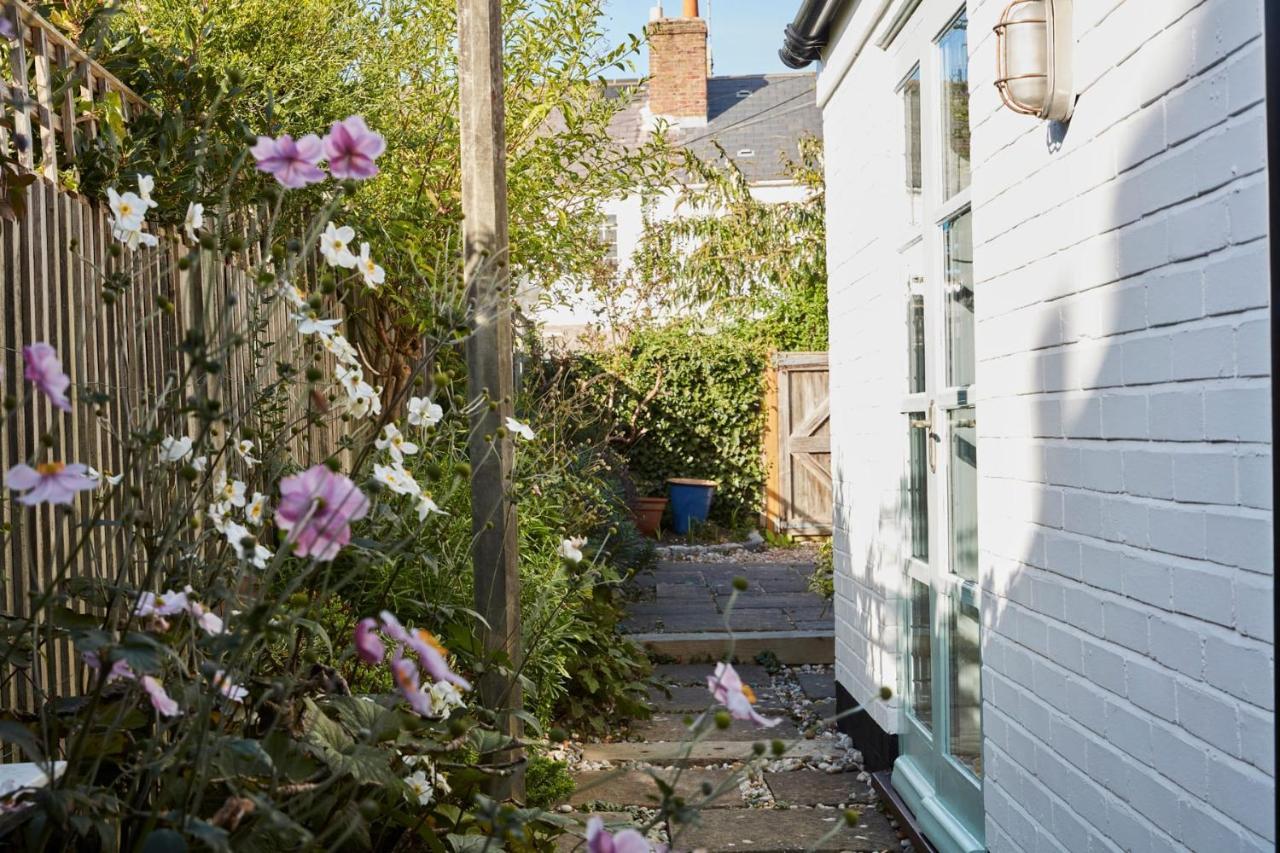 A Cool Coastal Retreat On Kingsdown Beach - The White House Villa Deal Exterior photo